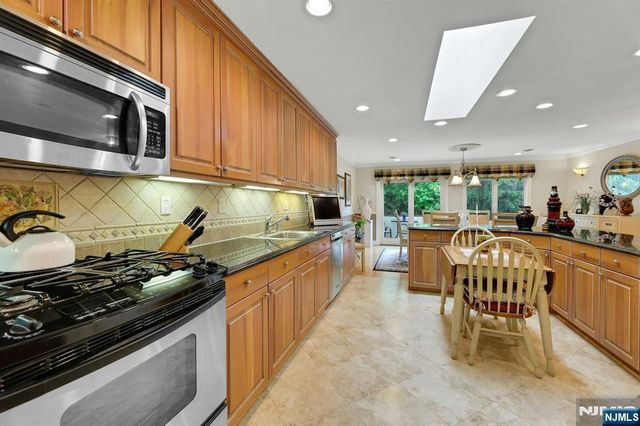 110 Winding Creek, Old Tappan, NJ 07675