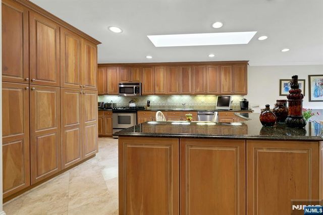 110 Winding Creek, Old Tappan, NJ 07675