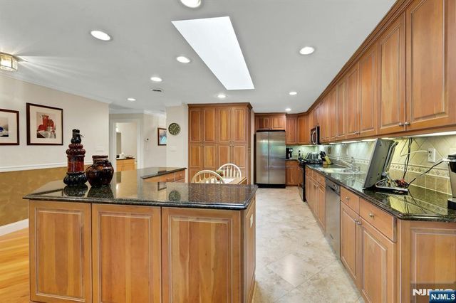 110 Winding Creek, Old Tappan, NJ 07675