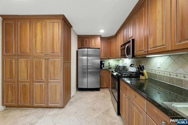 110 Winding Creek, Old Tappan, NJ 07675