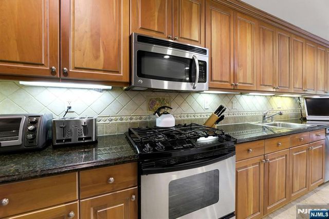 110 Winding Creek, Old Tappan, NJ 07675