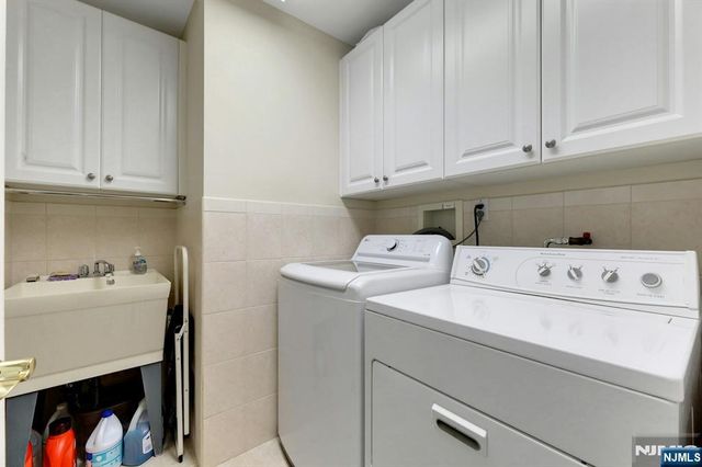 110 Winding Creek, Old Tappan, NJ 07675