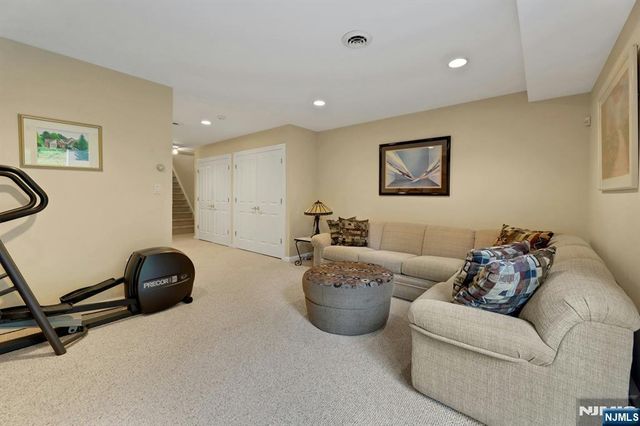 110 Winding Creek, Old Tappan, NJ 07675