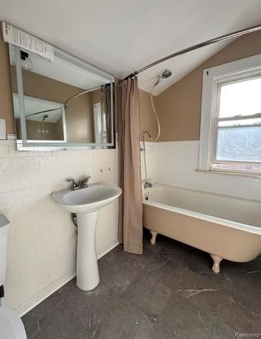 355 Poplar Upper Unit 2 Street, Wyandotte, MI 48192