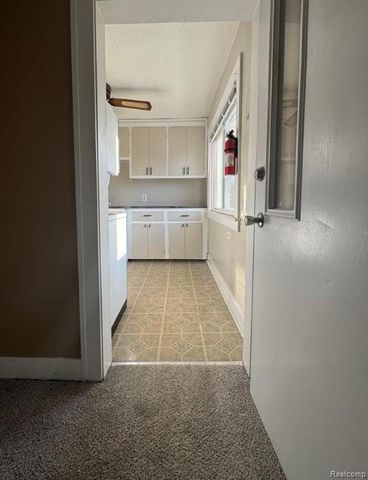 355 Poplar Upper Unit 2 Street, Wyandotte, MI 48192