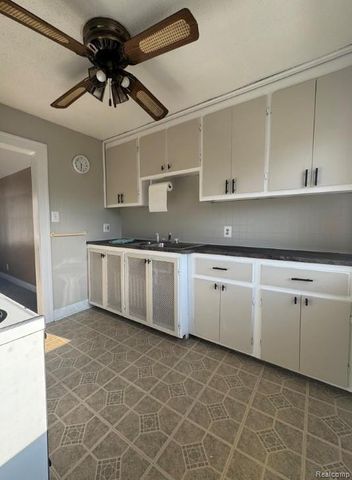 355 Poplar Upper Unit 2 Street, Wyandotte, MI 48192