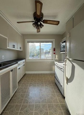 355 Poplar Upper Unit 2 Street, Wyandotte, MI 48192