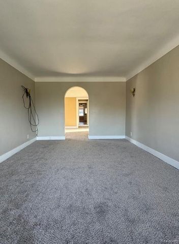 355 Poplar Upper Unit 2 Street, Wyandotte, MI 48192