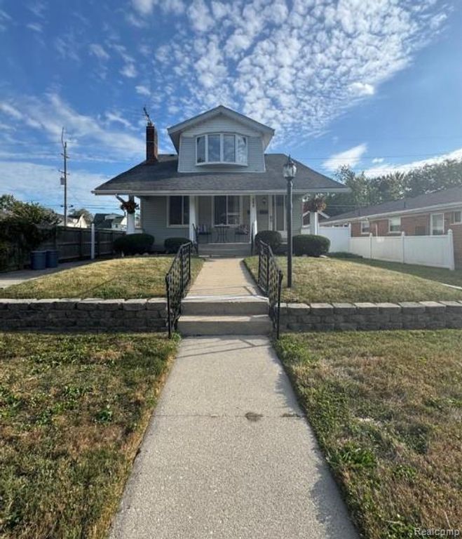 355 Poplar Upper Unit 2 Street, Wyandotte, MI 48192