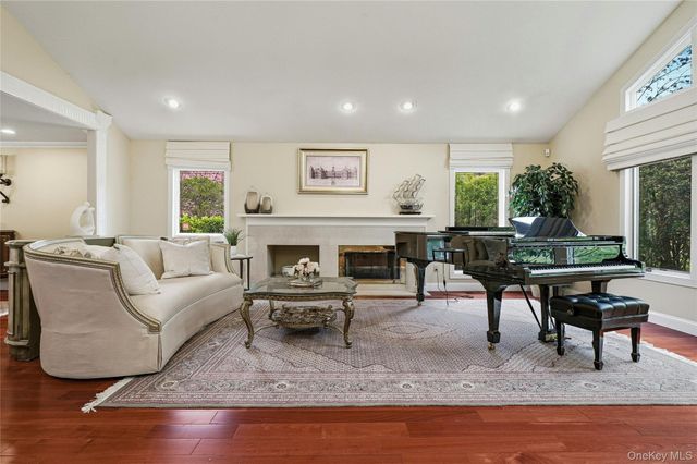 18 Aldgate Drive W, Manhasset, NY 11030