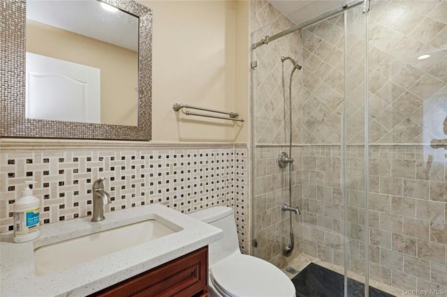 18 Aldgate Drive W, Manhasset, NY 11030