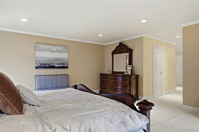 18 Aldgate Drive W, Manhasset, NY 11030