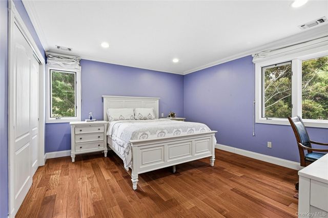 18 Aldgate Drive W, Manhasset, NY 11030