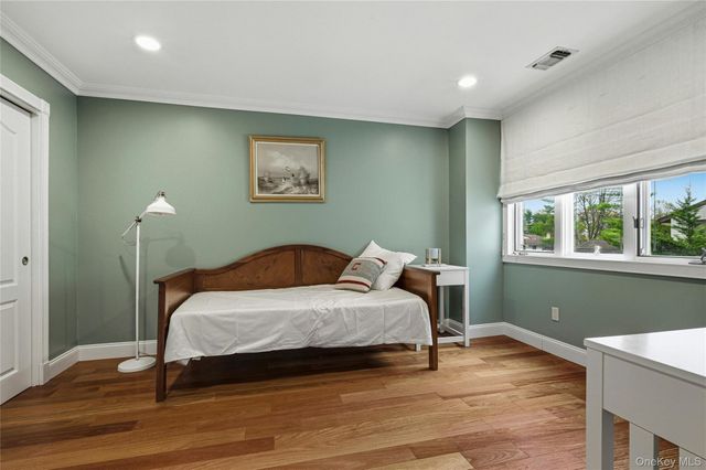 18 Aldgate Drive W, Manhasset, NY 11030