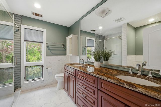 18 Aldgate Drive W, Manhasset, NY 11030