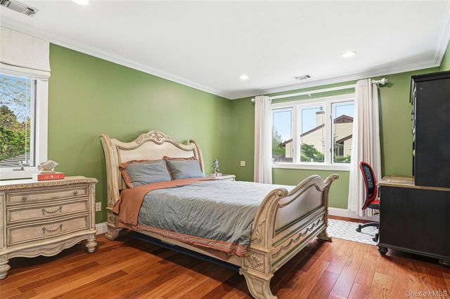 18 Aldgate Drive W, Manhasset, NY 11030