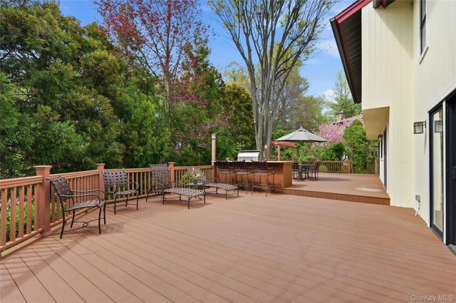 18 Aldgate Drive W, Manhasset, NY 11030