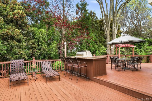18 Aldgate Drive W, Manhasset, NY 11030