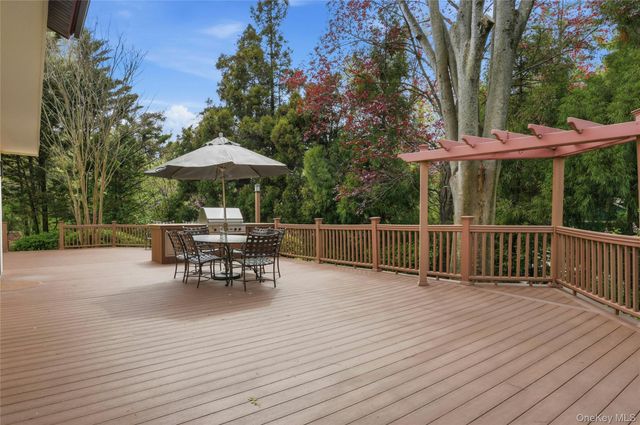 18 Aldgate Drive W, Manhasset, NY 11030