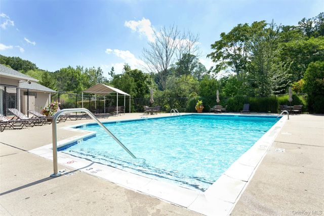 18 Aldgate Drive W, Manhasset, NY 11030