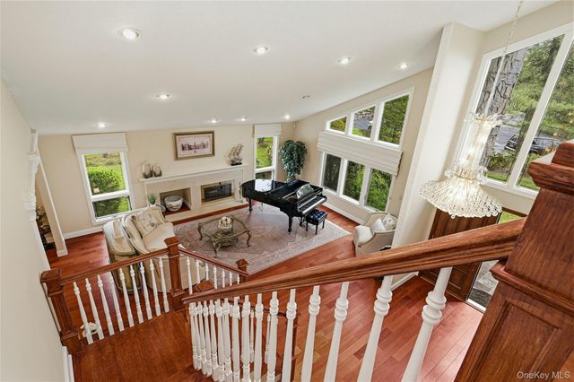 18 Aldgate Drive W, Manhasset, NY 11030