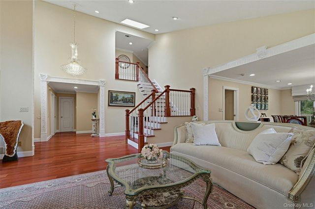 18 Aldgate Drive W, Manhasset, NY 11030