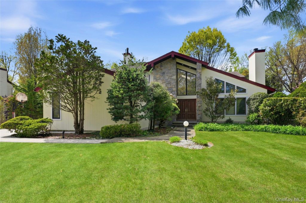18 Aldgate Drive W, Manhasset, NY 11030