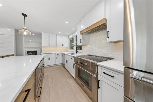 15 Pioneer Rd, Hingham, MA 02043