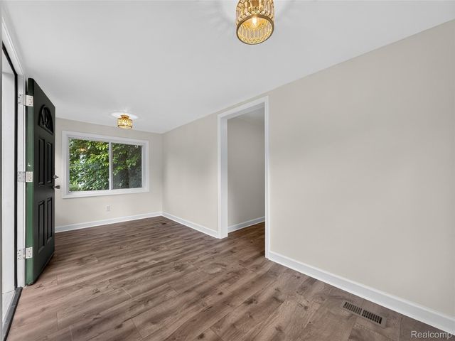 8512 Fisher Avenue, Warren, MI 48089