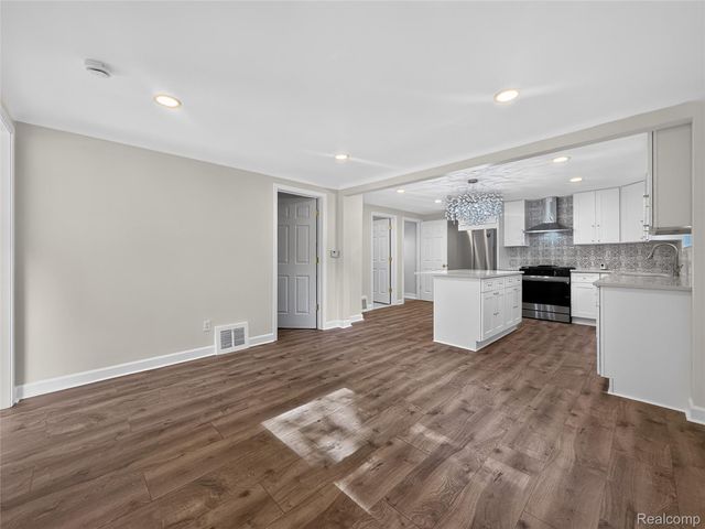 8512 Fisher Avenue, Warren, MI 48089