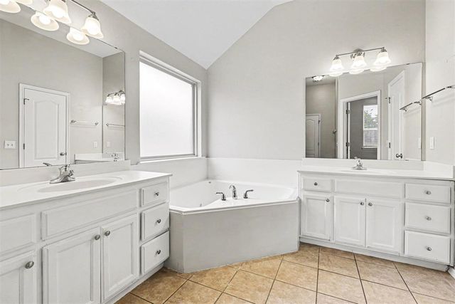 4005 Notting Hill Drive, Moore, OK 73160
