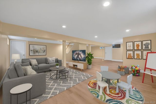 382 Old Country Road, Mineola, NY 11501