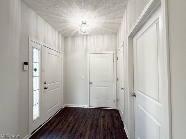 208 Silver Spring Circle, Elyria, OH 44035