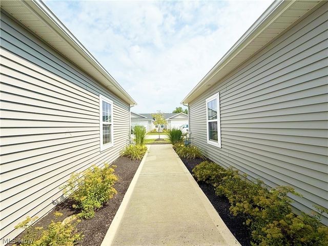 208 Silver Spring Circle, Elyria, OH 44035
