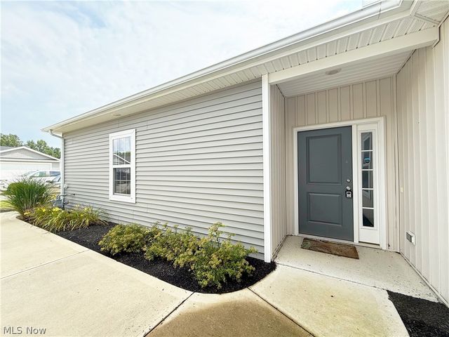 208 Silver Spring Circle, Elyria, OH 44035