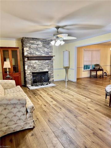 711 E Sunrise Avenue, Thomasville, NC 27360