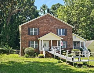 711 E Sunrise Avenue, Thomasville, NC 27360