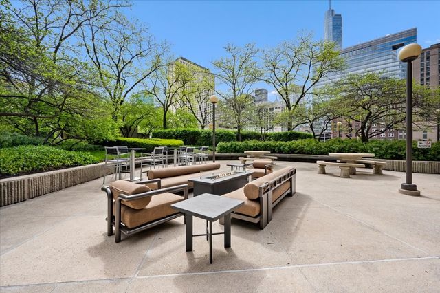 10 E ONTARIO Street 4602, Chicago, IL 60611