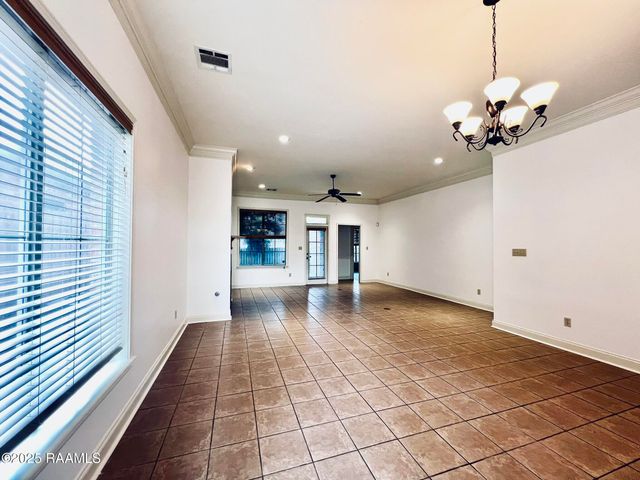 125 Oakbend Drive, Lafayette, LA 70506