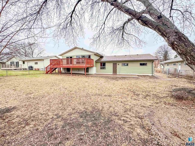 120 S Yellowstone Dr, Brandon, SD 57005