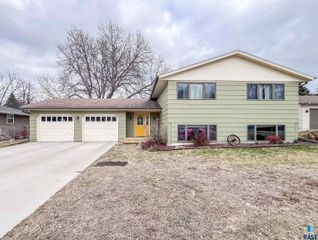 120 S Yellowstone Dr, Brandon, SD 57005