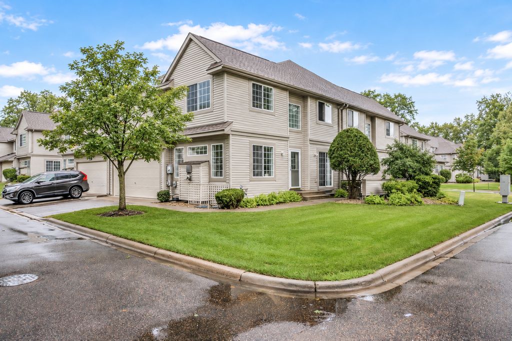 1056 Lovell Avenue W, Roseville, MN 55113 — photo 2