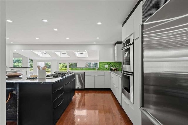 6 Lynbrook Road, Southborough, MA 01772
