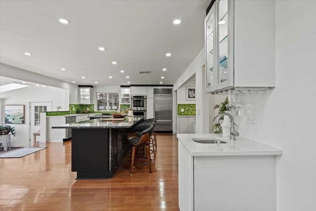 6 Lynbrook Road, Southborough, MA 01772