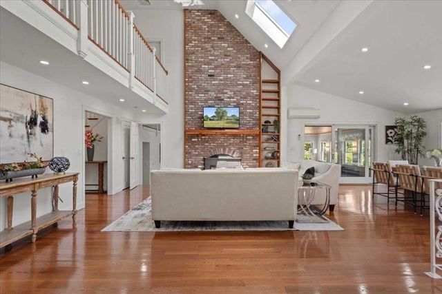 6 Lynbrook Road, Southborough, MA 01772