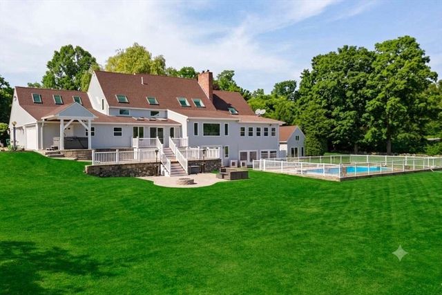 6 Lynbrook Road, Southborough, MA 01772