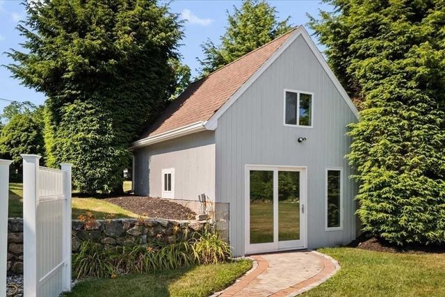 6 Lynbrook Road, Southborough, MA 01772