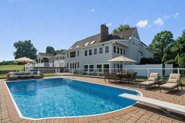 6 Lynbrook Road, Southborough, MA 01772