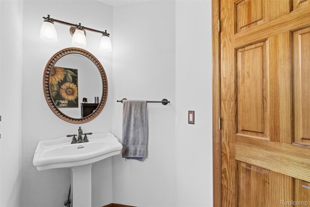 6699 E Lansing Road, Vernon Village, MI 48429