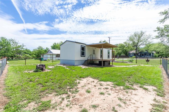 601 E Reynosa, De Leon, TX 76444